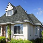 Gont bitumiczny – rodzaj popularnych pokryć dachowych. W jaki sposób wykonać pokrycie dachu za niską cenę?